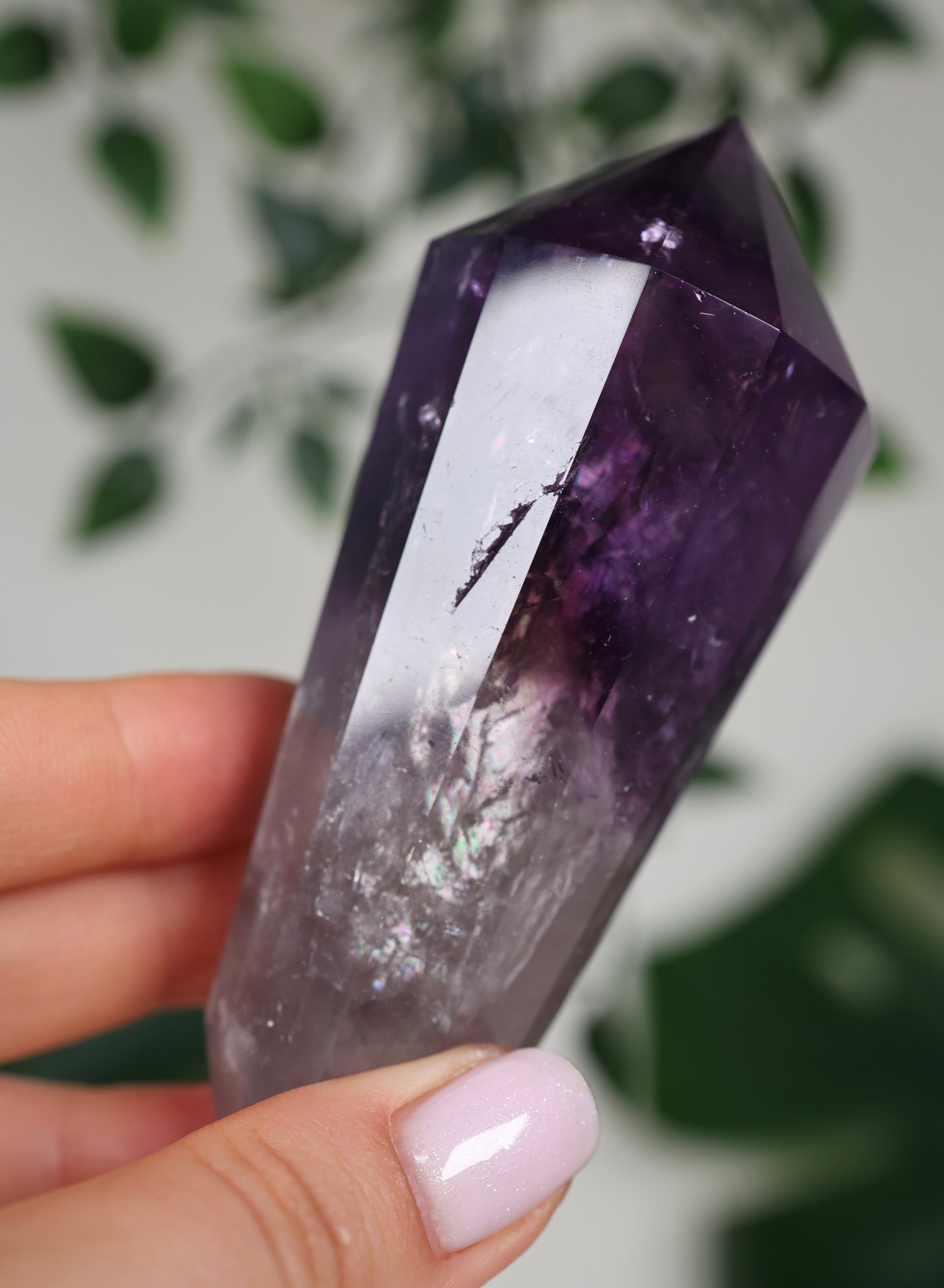 Amethyst Phantom Quarz mit Hollandit ‚Vogel‘ Schliff Nr.128AV