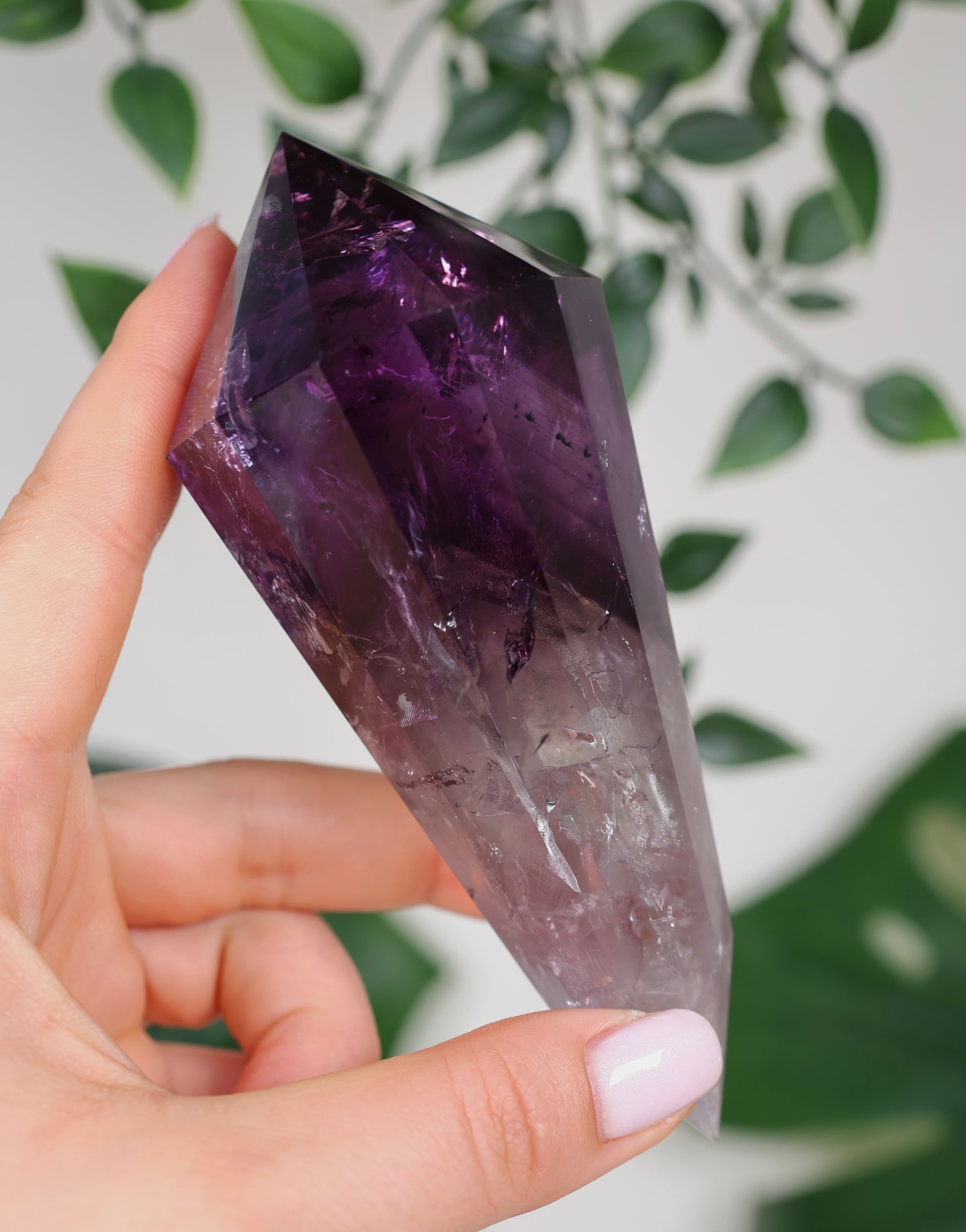 Amethyst Phantom Quarz mit Hollandit ‚Vogel‘ Schliff Nr.188AV
