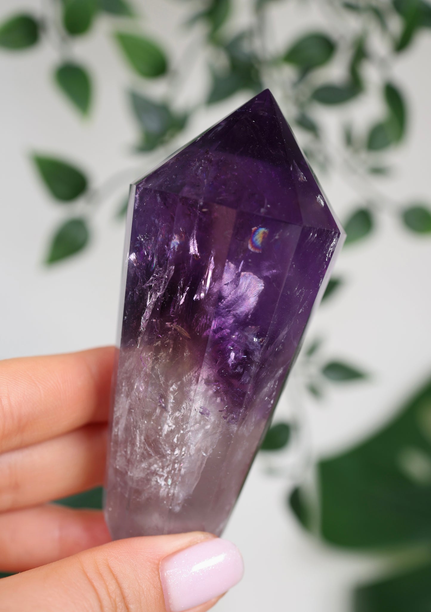 Amethyst Phantom Quarz mit Hollandit ‚Vogel‘ Schliff Nr.128AV