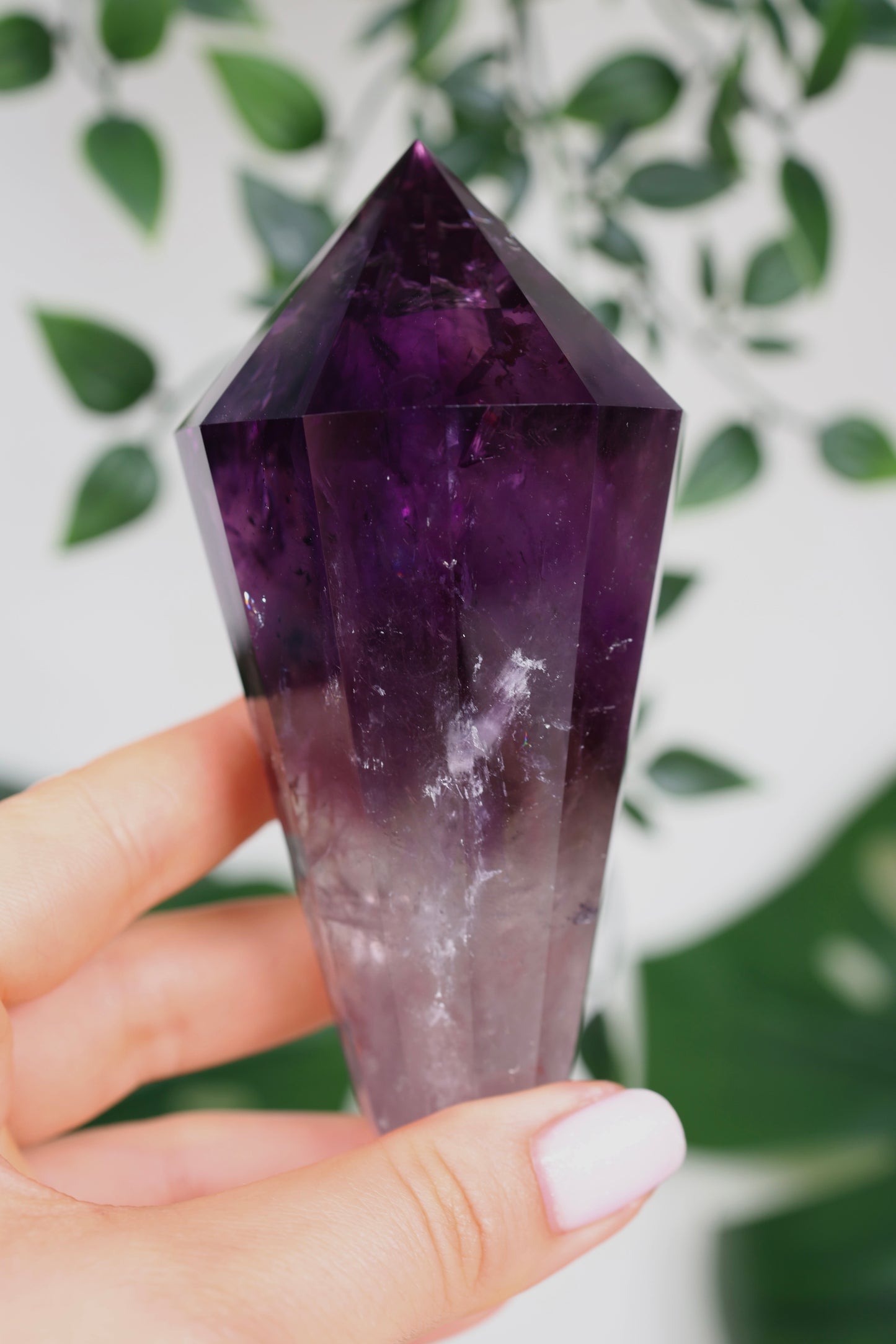 Amethyst Phantom Quarz mit Hollandit ‚Vogel‘ Schliff Nr.188AV