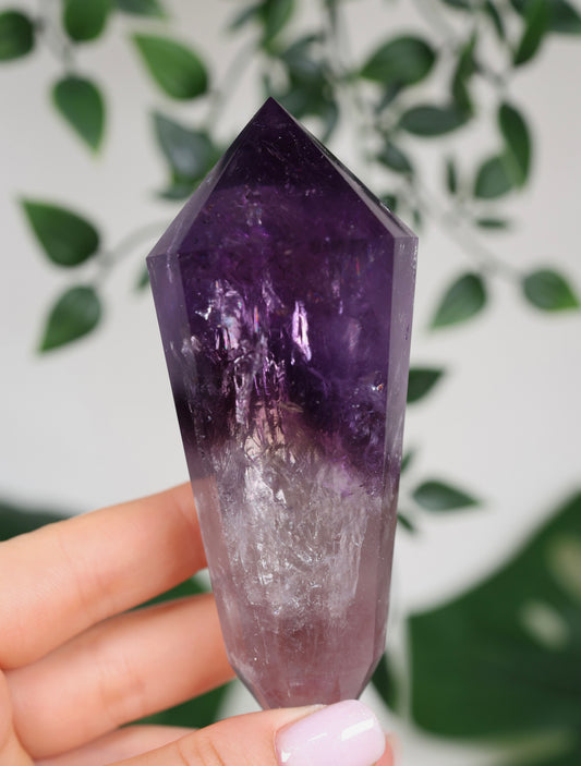 Amethyst Phantom Quarz mit Hollandit ‚Vogel‘ Schliff Nr.128AV