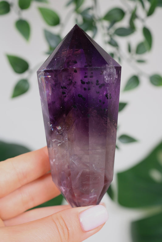 Amethyst Phantom Quarz mit Hollandit ‚Vogel‘ Schliff Nr.181AV